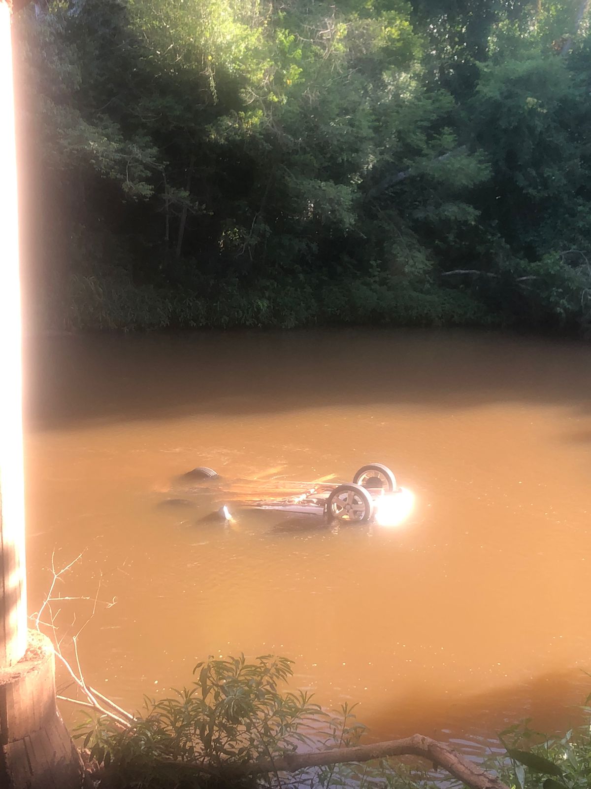 VEÍCULO CHOCA SE CONTRA MURETA DE PONTE NA PR 082 PRÓXIMO A CIDADE DE