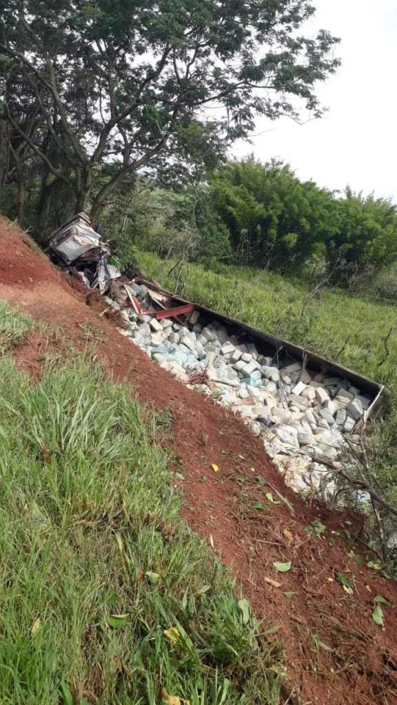 MOTORISTA ESCAPA DA MORTE AO CAPOTAR CAMINHÃO NA PR 082 PRÓXIMO AO