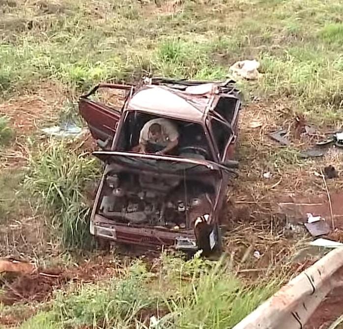 CARRO OCUPADO POR TRÊS PESSOAS CAÍ EM BARRANCO E CAPOTA EM MARINGÁ