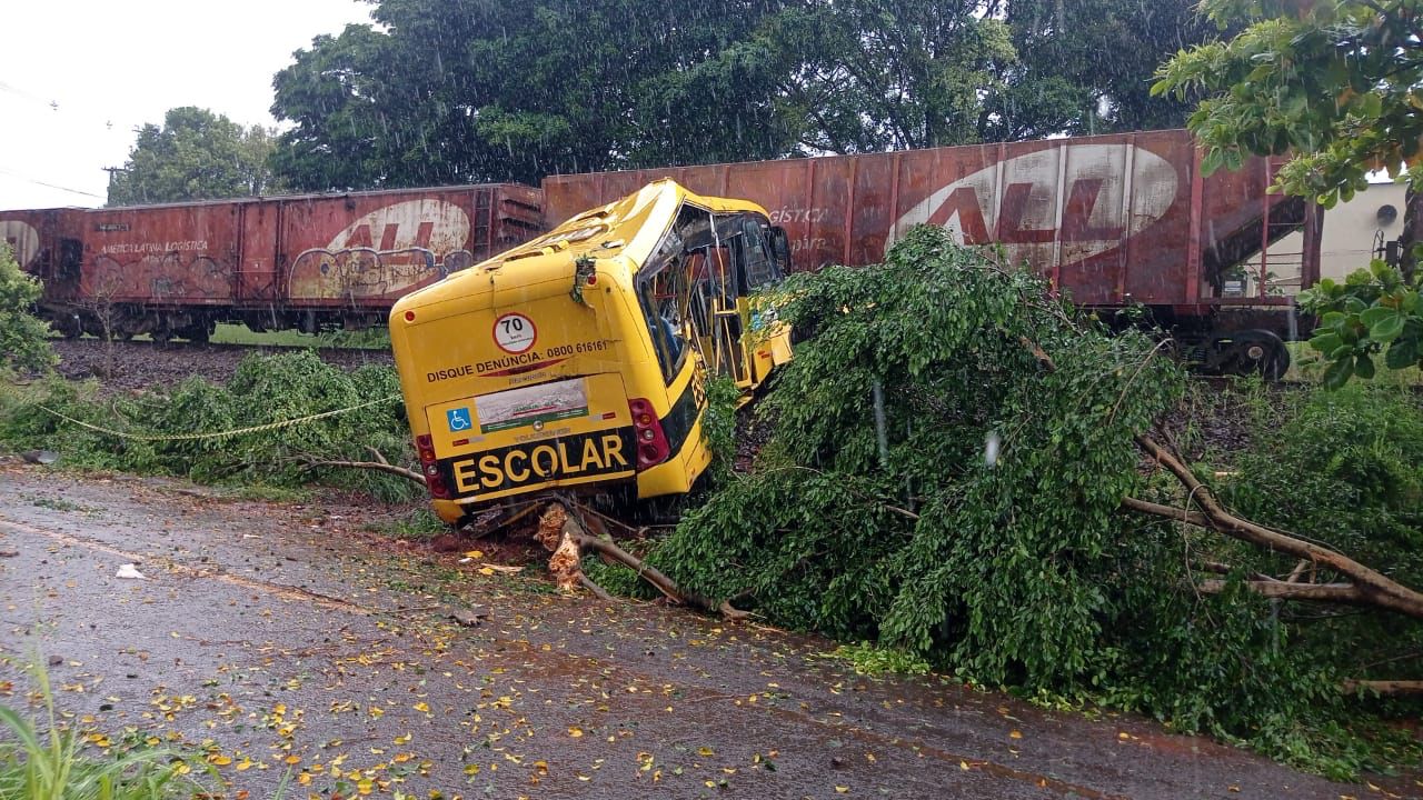 Quatro vítimas de acidente entre trem e ônibus da Apae recebem alta