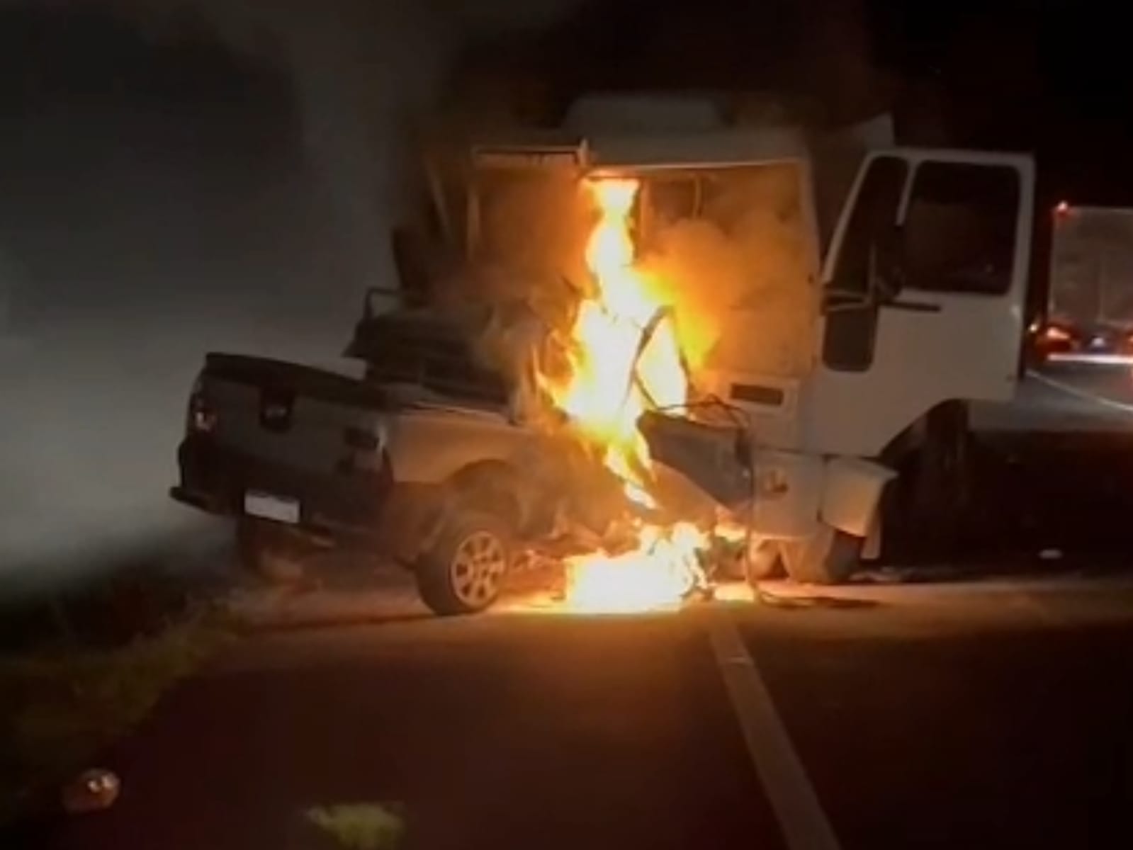 PESSOA MORRE CARBONIZADA APÓS COLISÃO FRONTAL EM RODOVIA SEGUIDA DE